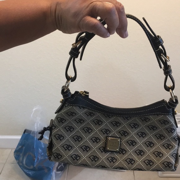 Dooney & Bourke small black shoulder bag - Picture 2 of 3